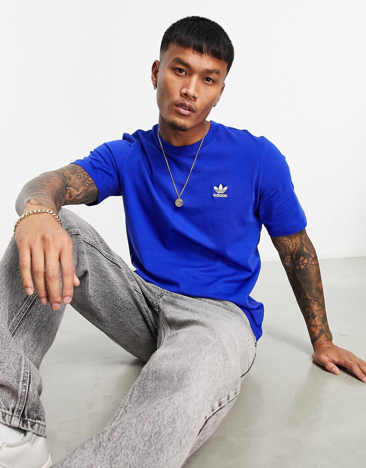 

Синяя футболка с логотипом adidas Originals Trefoil Essentials