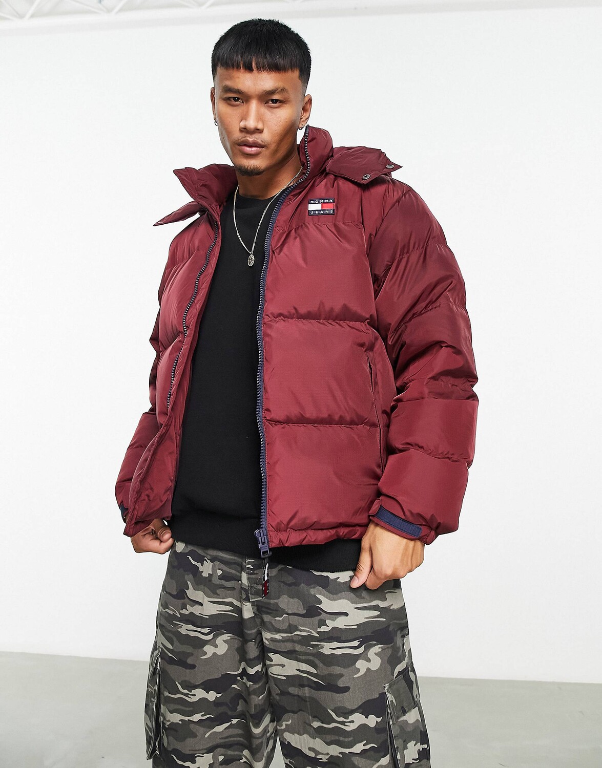 

Бордовый пуховик Tommy Jeans со съемным капюшоном и логотипом в виде флага Аляски