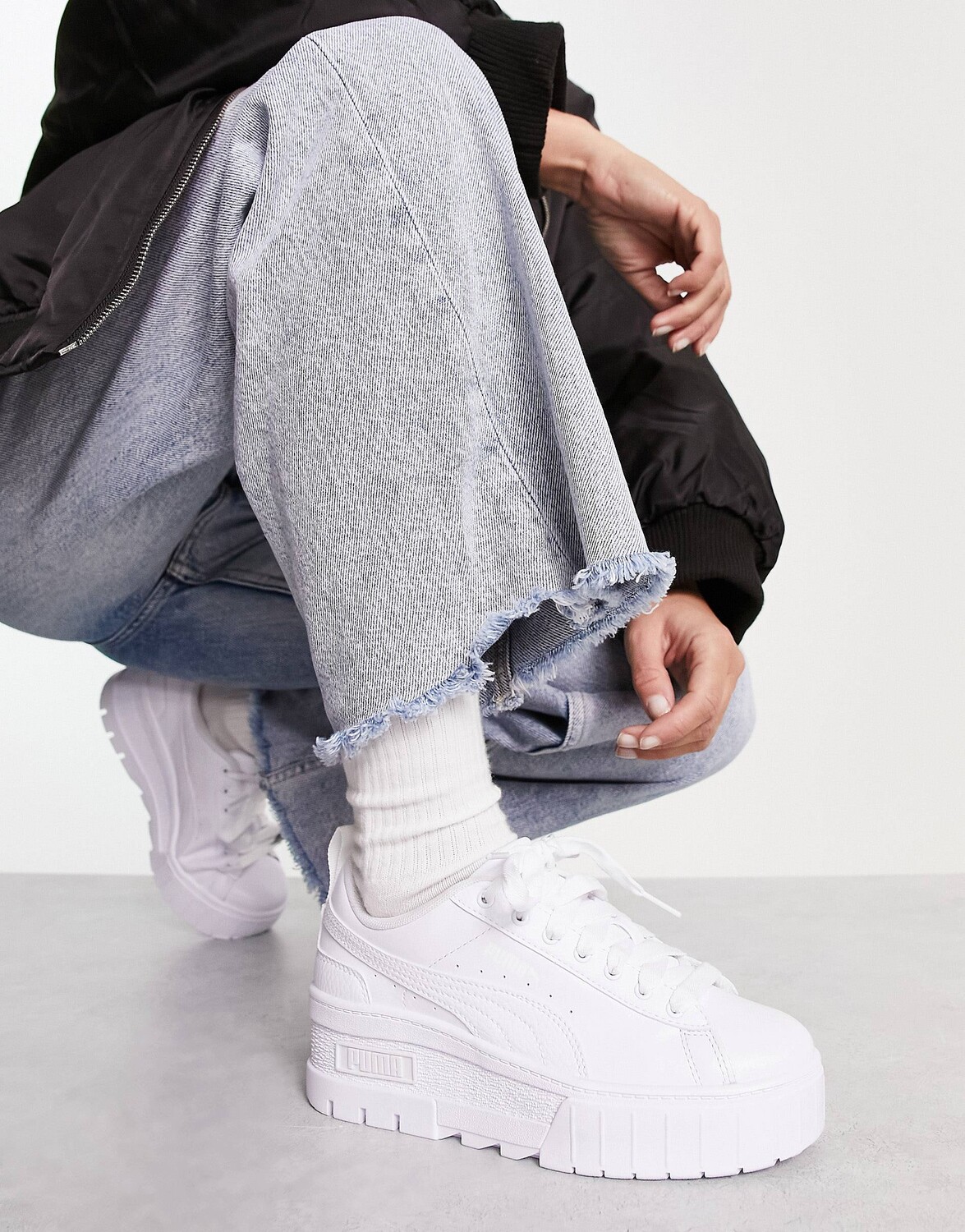 

Белые кроссовки Puma Mayze на танкетке