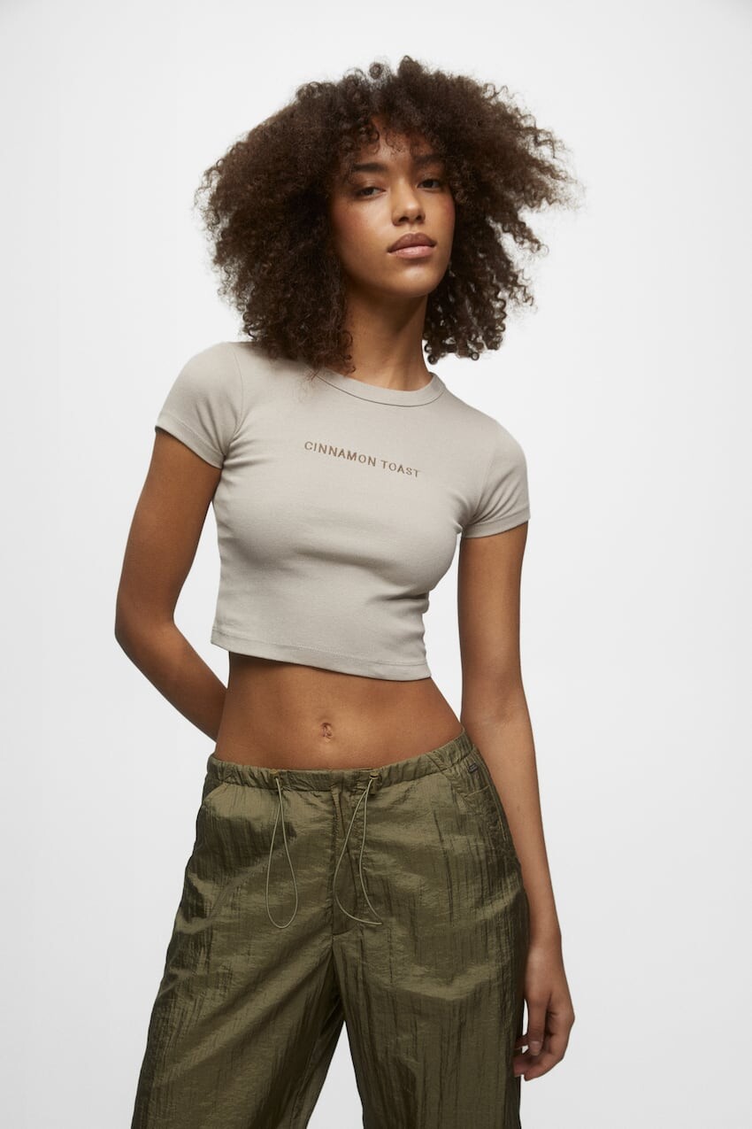 

Укороченная футболка с вышивкой Pull&Bear, серый