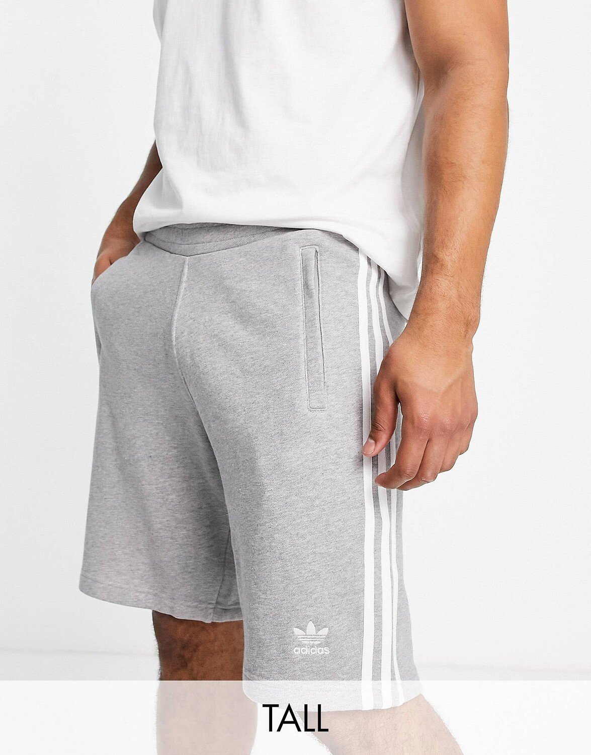 

Серые шорты с 3 полосками и логотипом adidas Originals Trefoil Essentials Tall