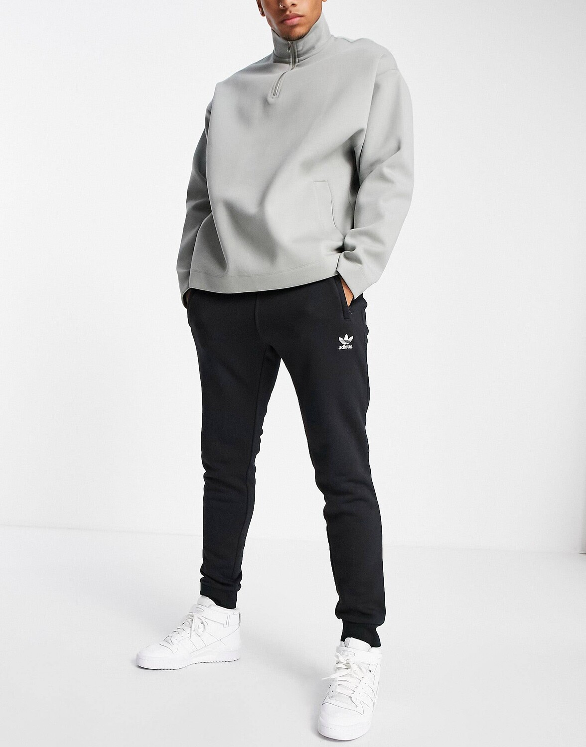 

Черные джоггеры узкого кроя с небольшим логотипом adidas Originals essentials