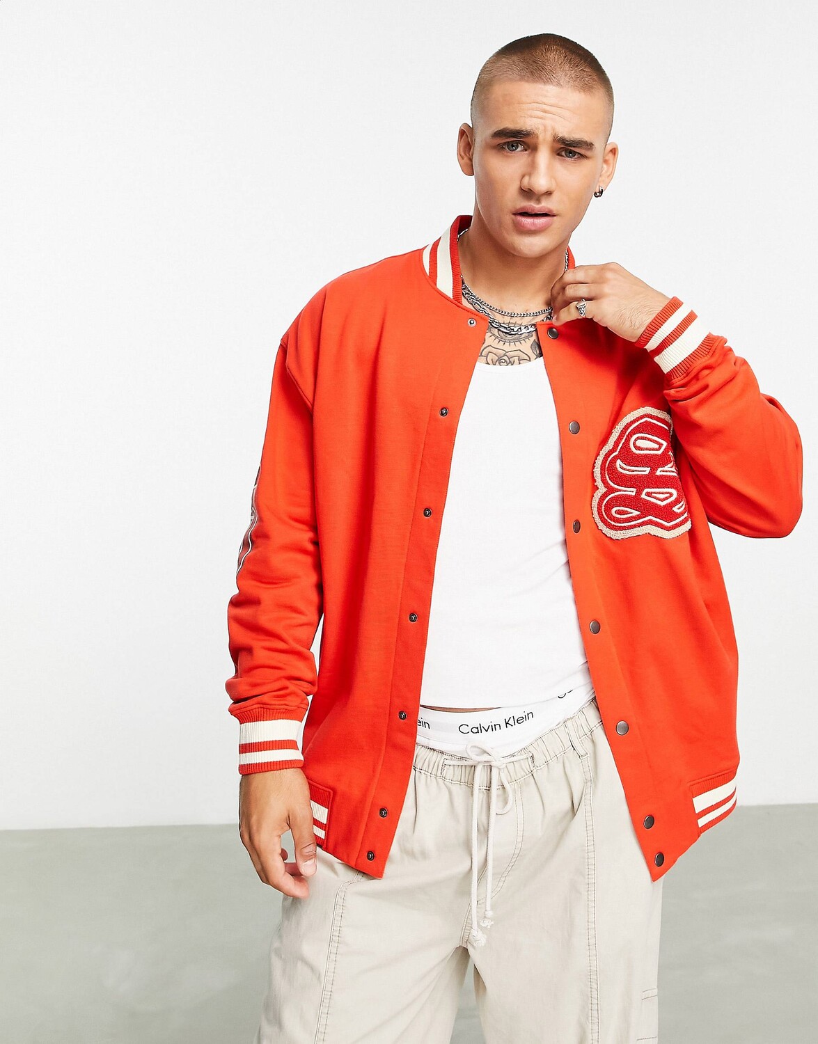 

Красная куртка из джерси оверсайз ASOS DESIGN с университетским значком и окантовкой, Красный