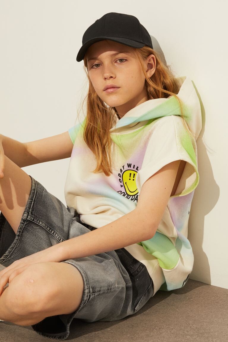 

Джинсовые шорты с вышивкой H&M