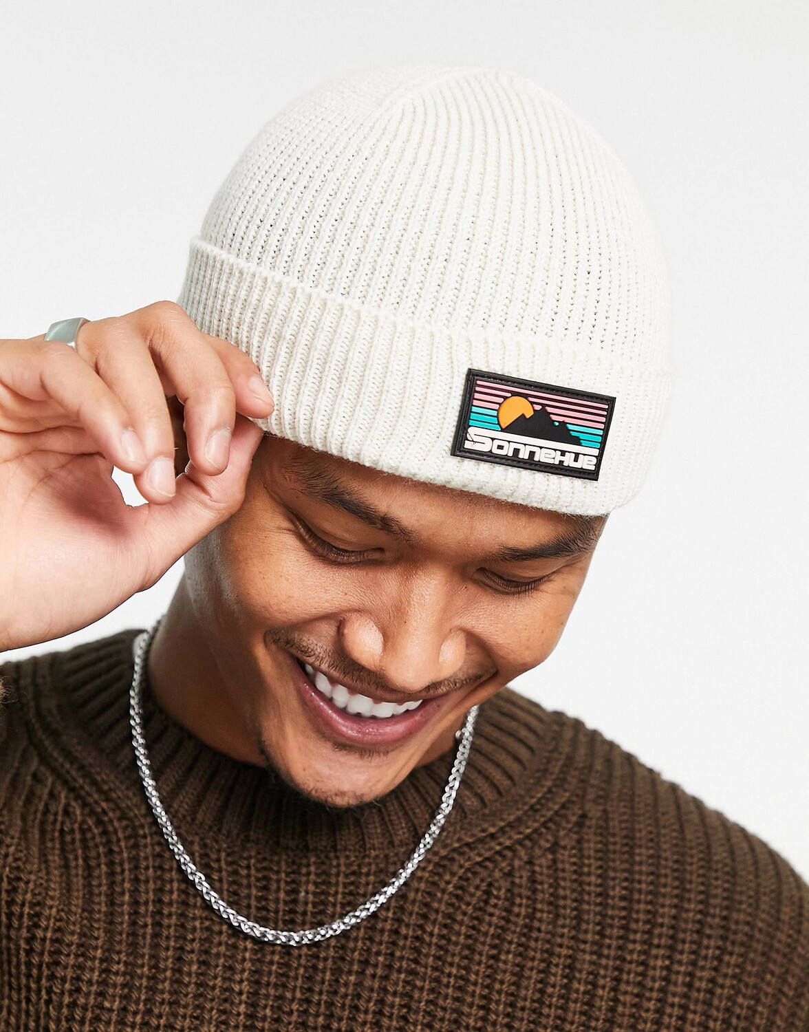 

Бежевая шапка в рубчик с каучуковым логотипом ASOS DESIGN fisherman