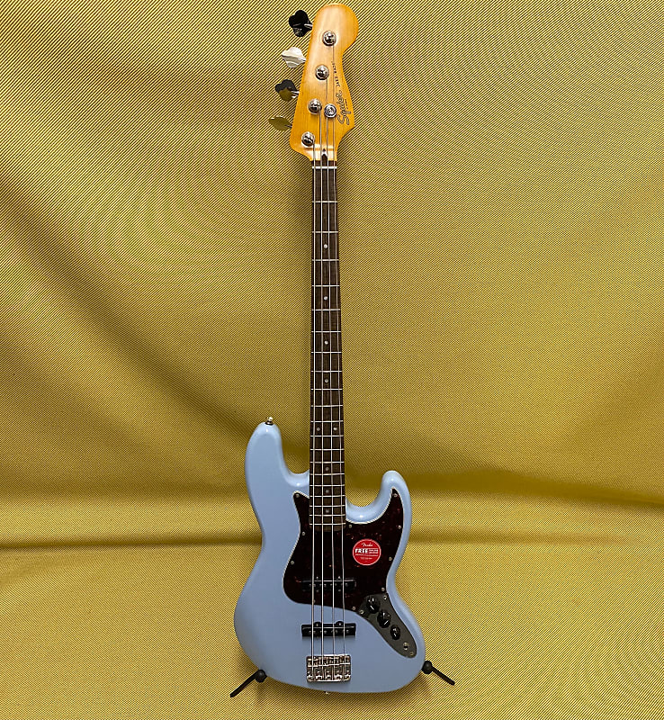 037-4530-504 Squier от Fender Classic Vibe '60s Jazz Bass Daphne Blue с черепаховой накладкой 037-4530-504 Squier by Fender Classic Vibe '60s Jazz Bass Daphne Blue - фото