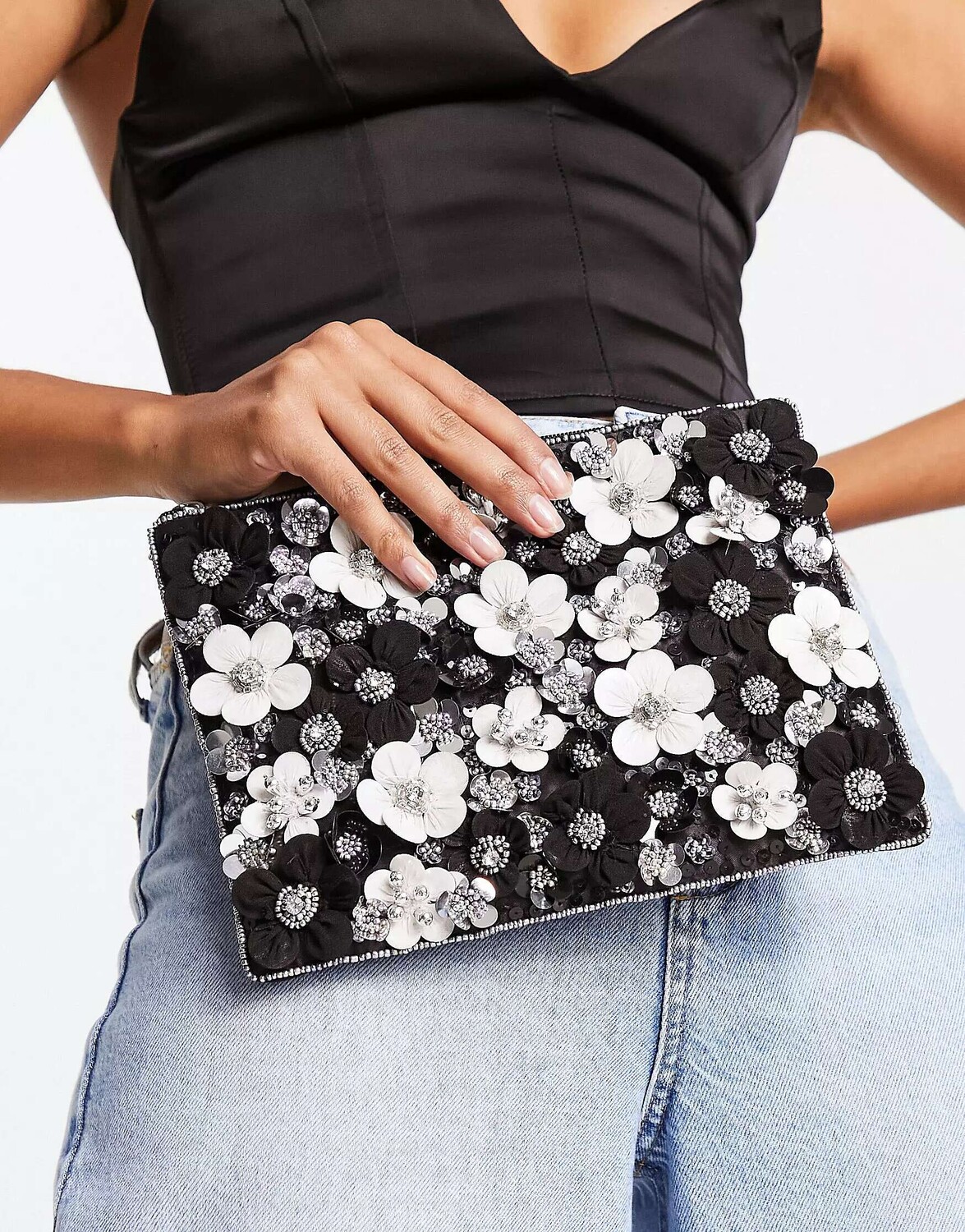 

Черный клатч с объемными цветами ASOS