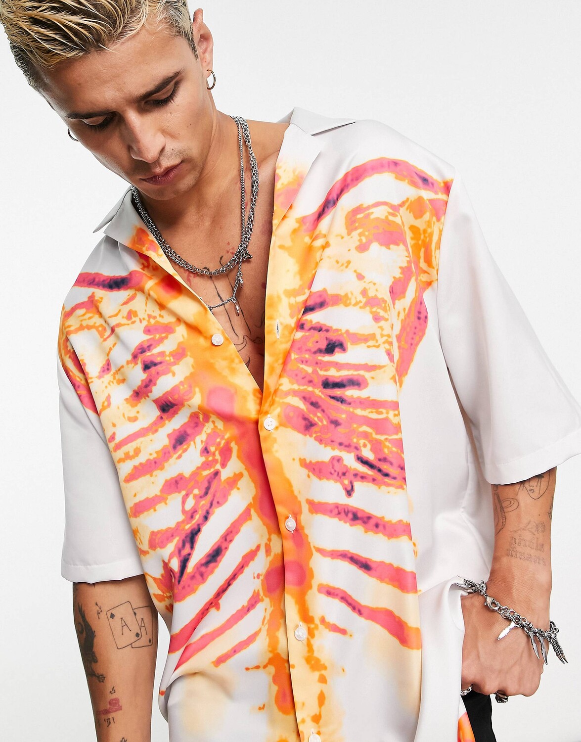 

Свободная атласная длинная рубашка с принтом скелета ASOS DESIGN halloween revere