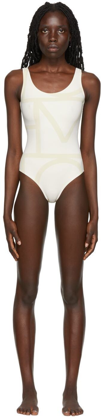 

Слитный купальник Off-White с монограммой Totême