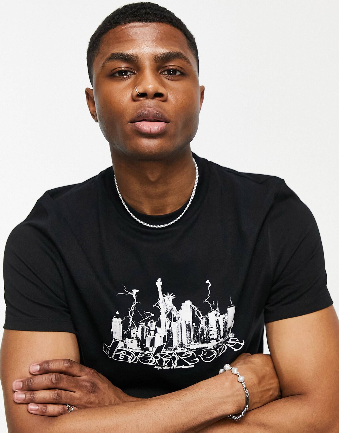 

Черная футболка с городским принтом ASOS DESIGN - BLACK - BLACK