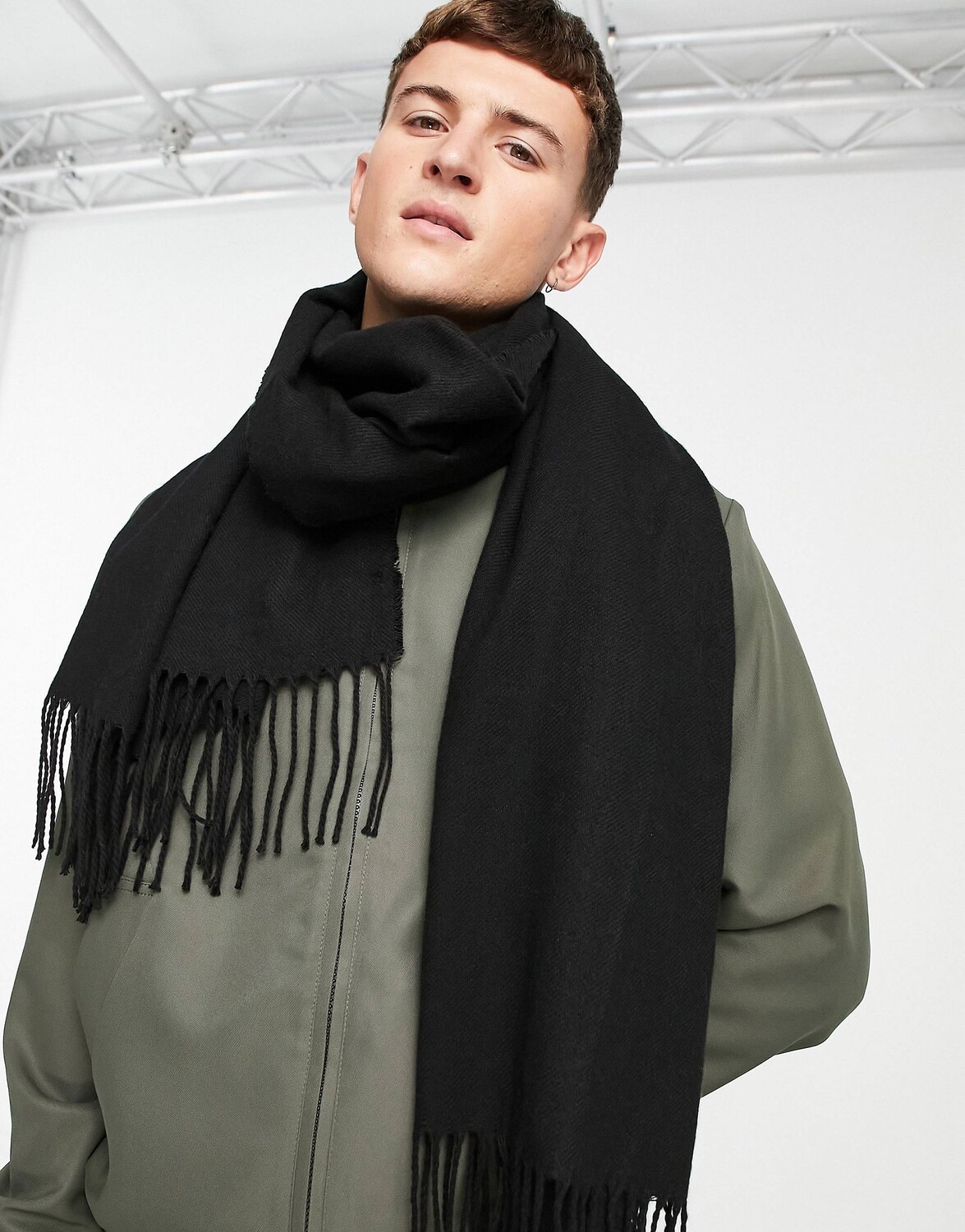 

Черный шарф-одеяло с кисточками ASOS DESIGN