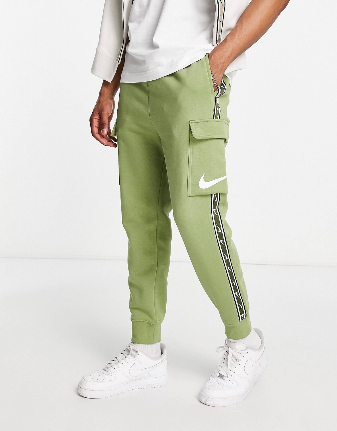 

Джоггеры карго цвета хаки Nike Repeat Pack