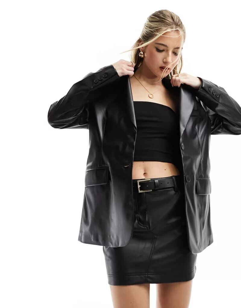 

Черный пиджак из искусственной кожи Bershka