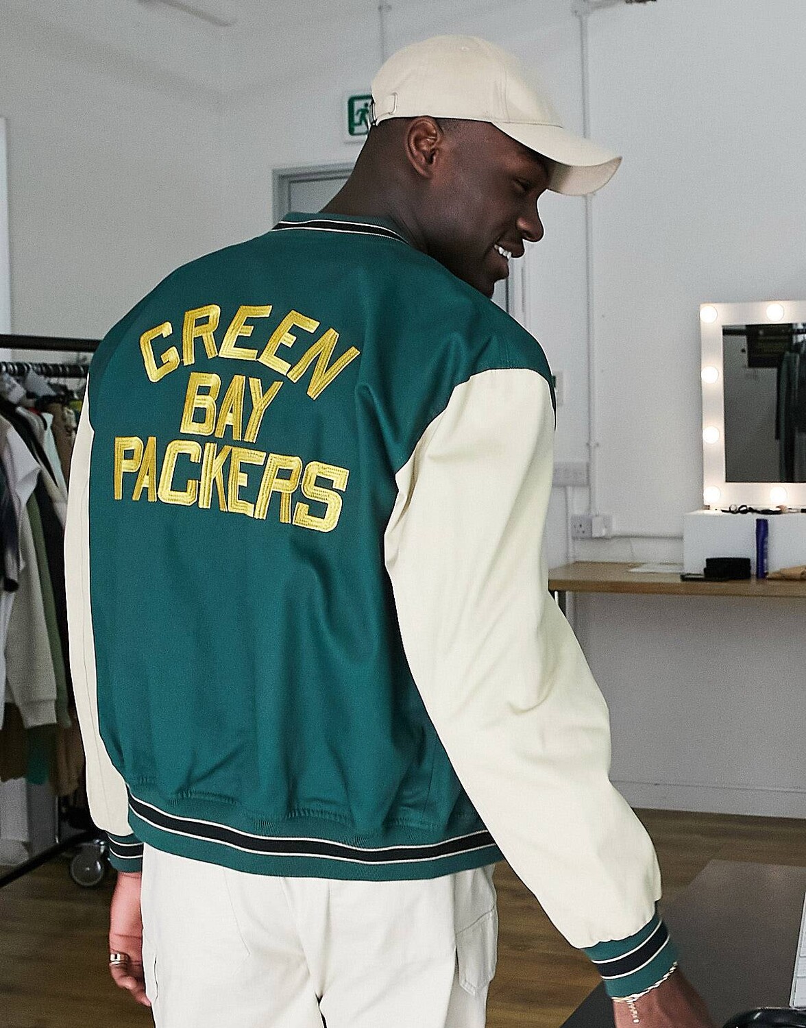 

Зеленая объемная университетская куртка с принтом Packers ASOS DESIGN