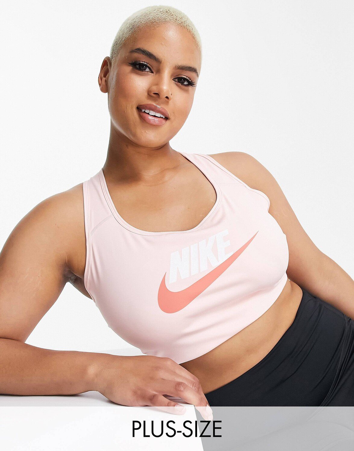 

Розовый спортивный бюстгальтер со средней поддержкой Nike Training Plus Futura Swoosh