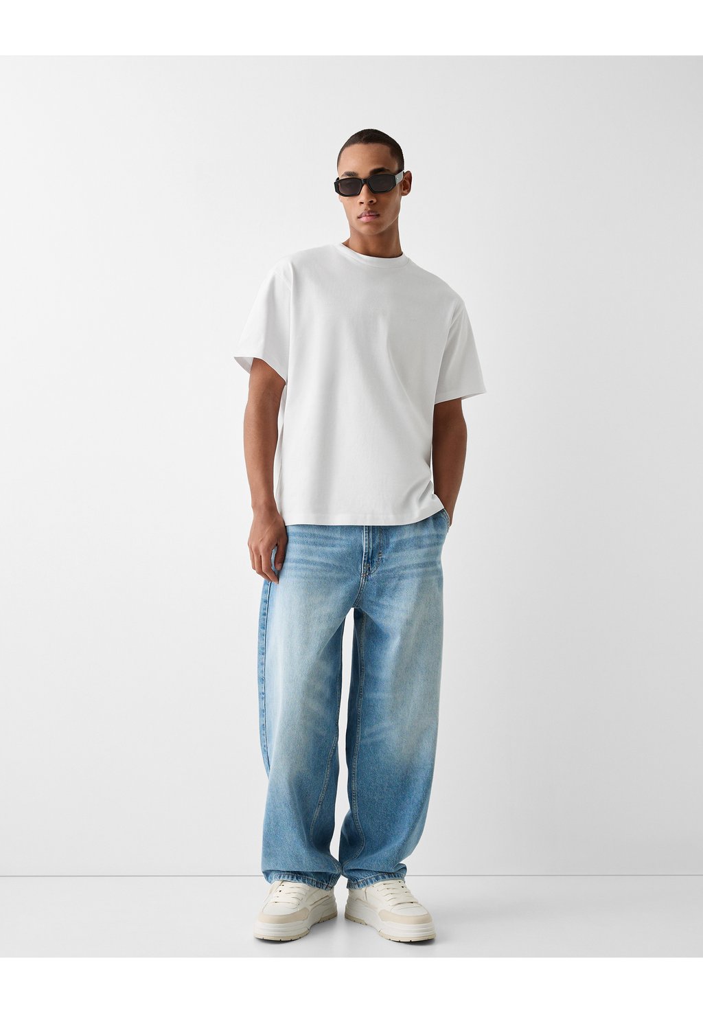 Базовая футболка Short Sleeve Boxy Fit Bershka, белый цена и фото