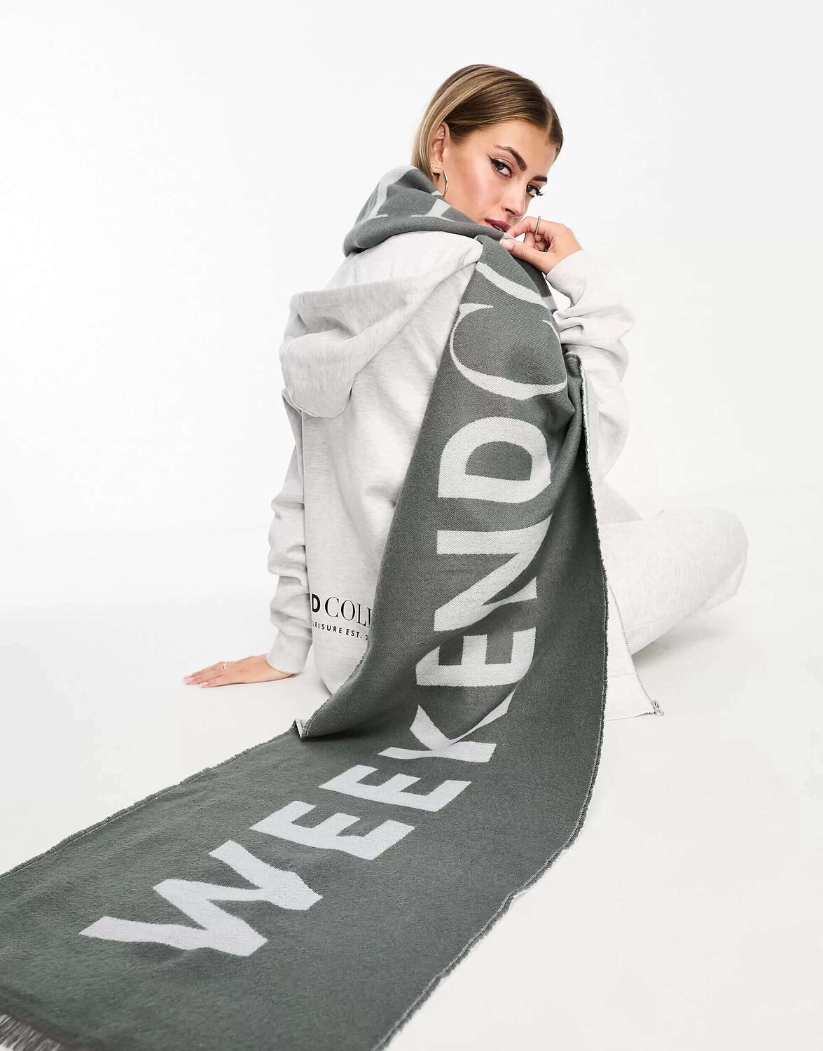 

Серый шарф с логотипом ASOS Weekend Collective