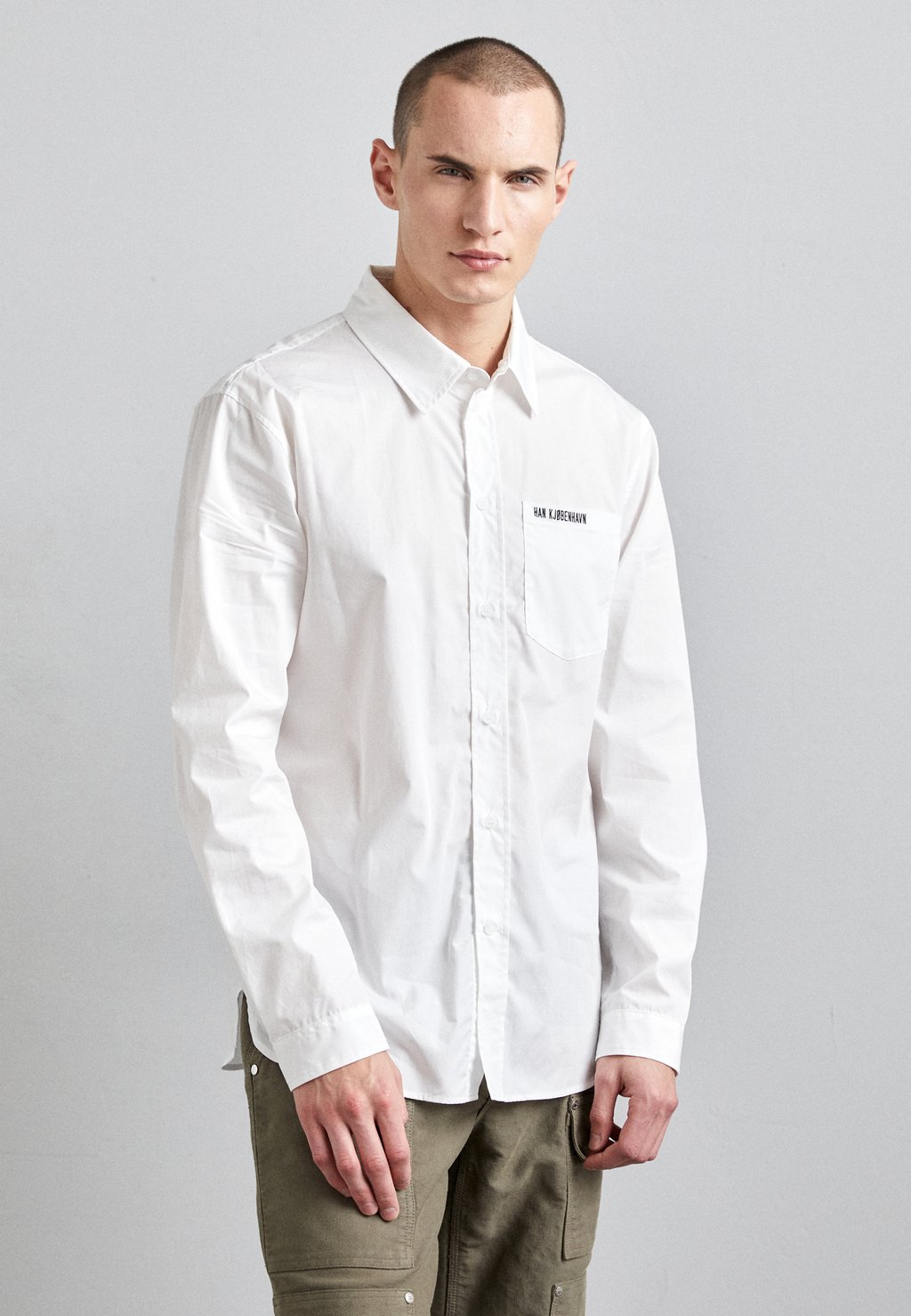 цена Рубашка REGULAR FIT LOGO Han Kjøbenhavn, белый