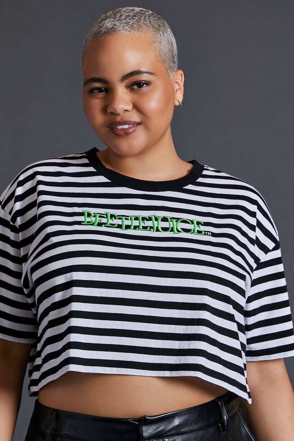

Плюс размер Футболка в полоску Beetlejuice Forever 21, черный