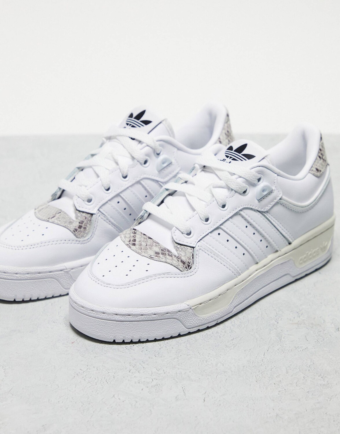 

Белые кроссовки adidas Originals Rivalry со змеиным принтом