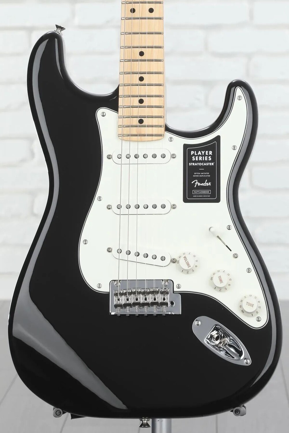 

Fender Player Stratocaster — черный с кленовой накладкой на гриф