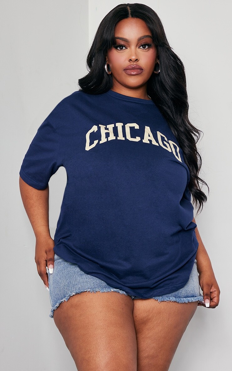 

PrettyLittleThing Плюс Темно-синяя футболка Oversized с надписью Chicago