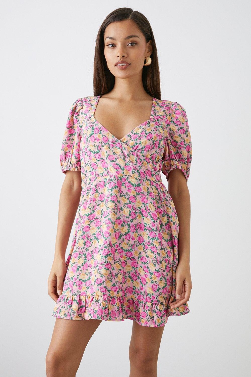 

Миниатюрное розовое мини-платье с принтом роз и оборками на подоле и запахом Dorothy Perkins, розовый