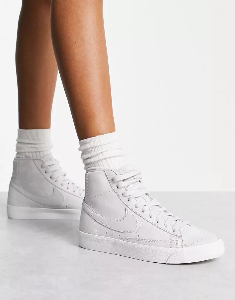 

Кроссовки Nike Blazer Mid Premium серого цвета фотонной пыли