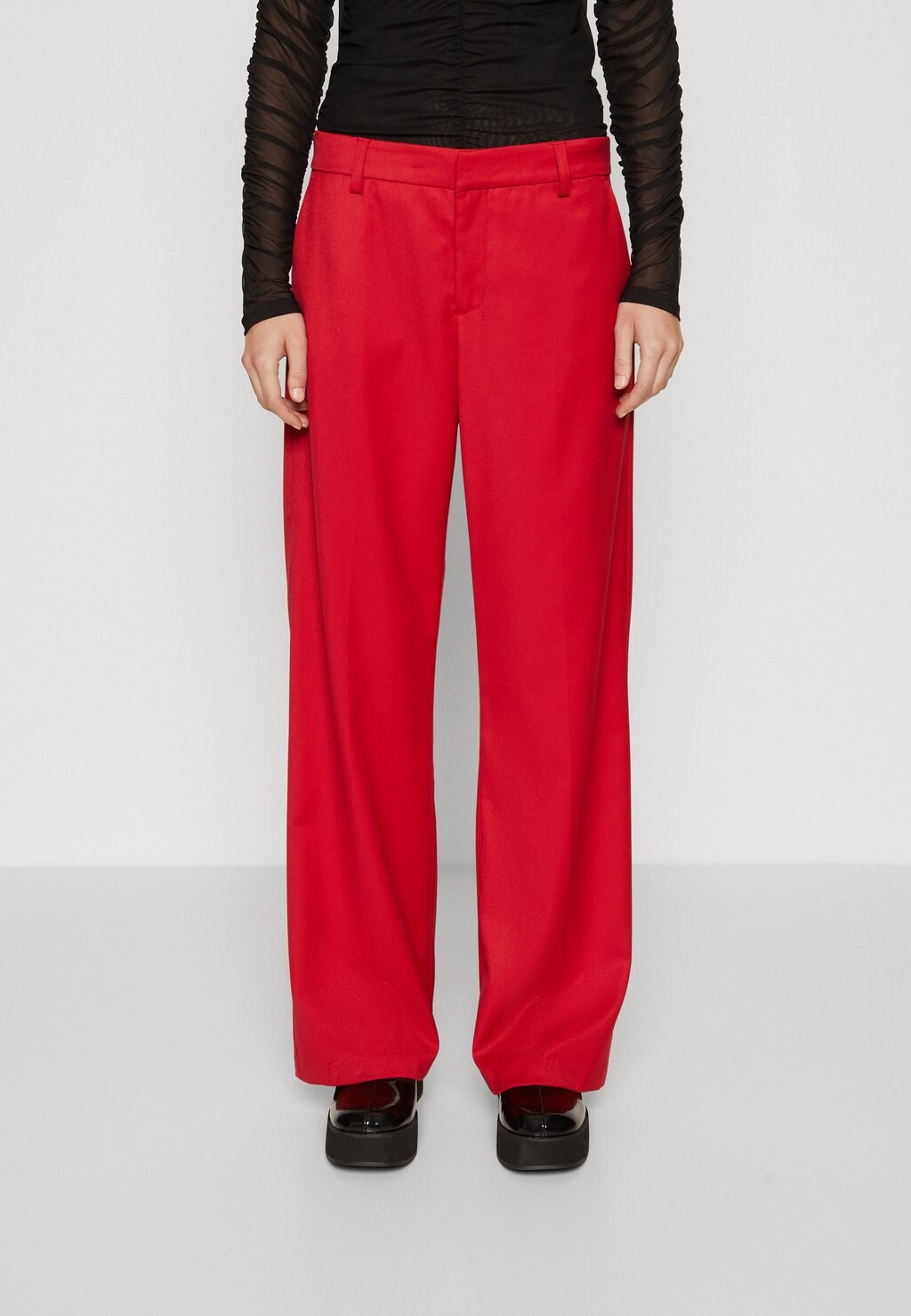 

Брюки КОСТЮМНЫЕ БРЮКИ С НИЗКОЙ ПОСАДКОЙ Gina Tricot, красный