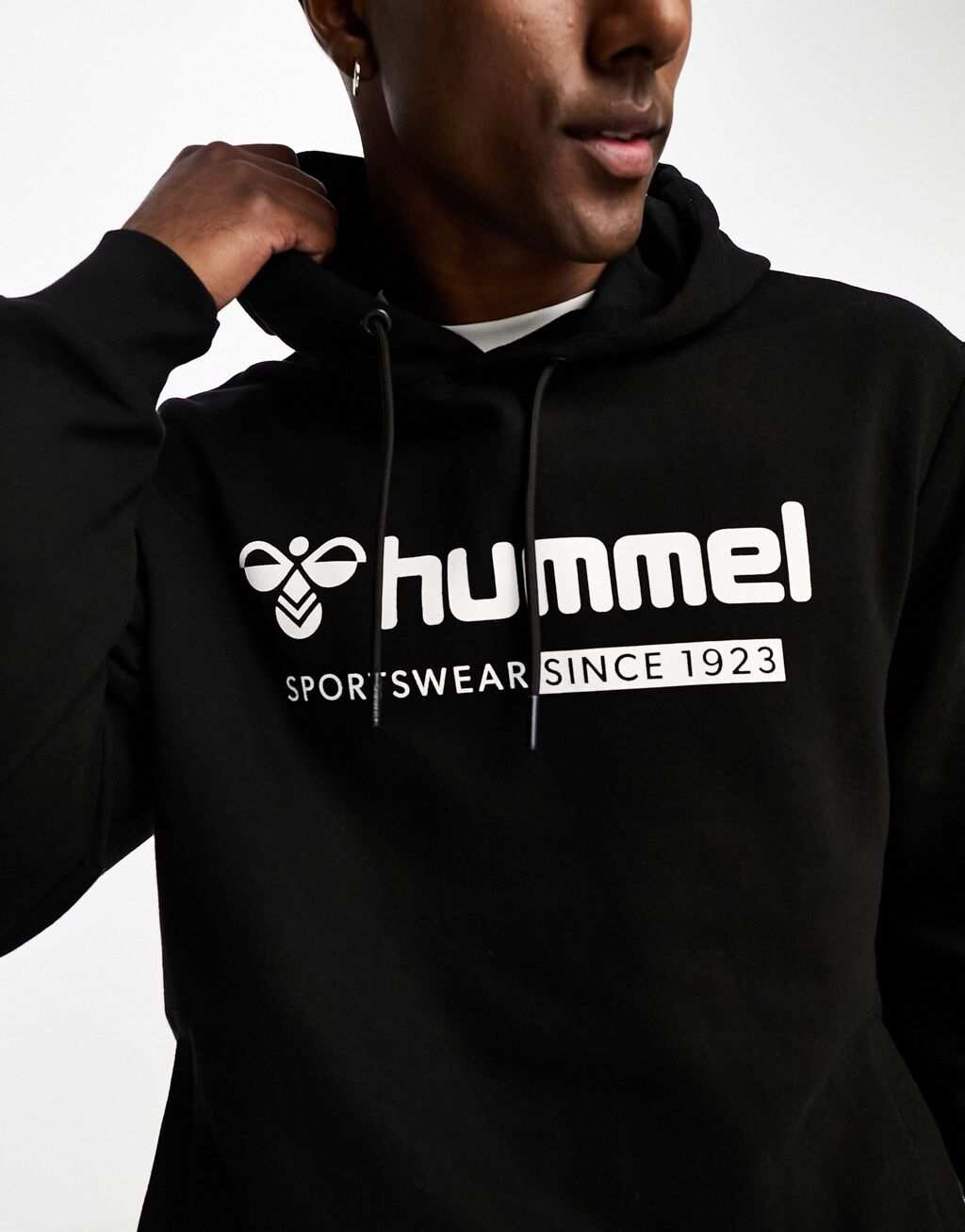 

Черная толстовка классического кроя с объемным логотипом Hummel