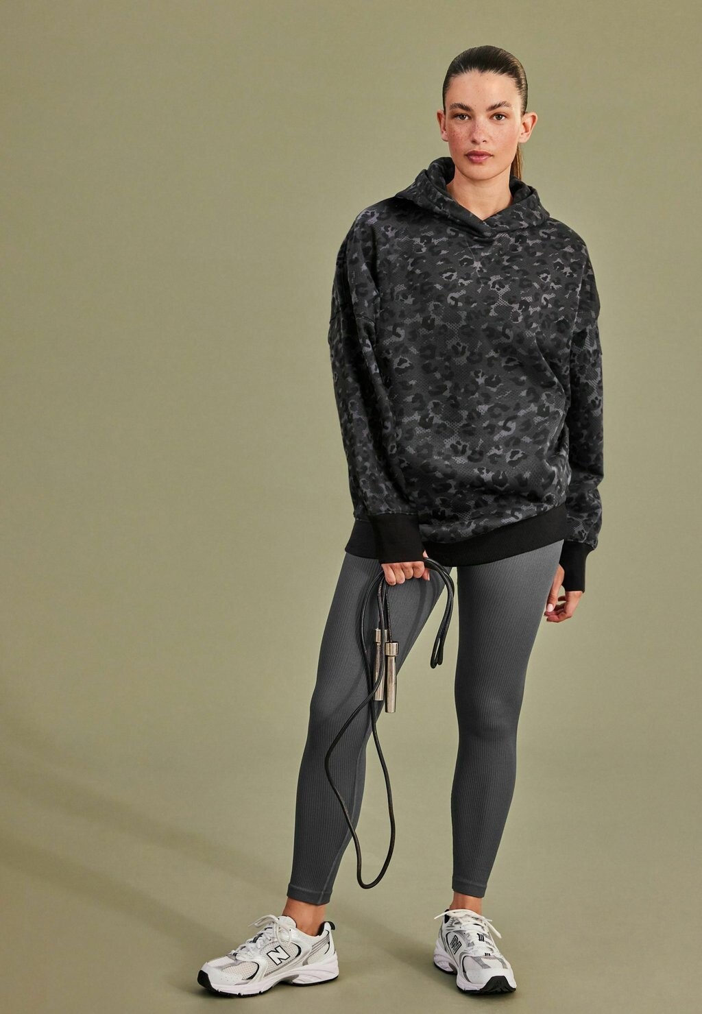 

Толстовка ACTIVE RELAXED FIT LONGLINE OVERHEAD Next, цвет black grey animal