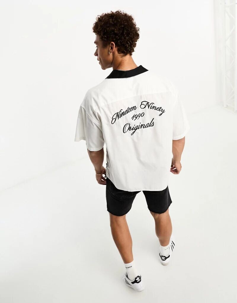 

Белая рубашка для боулинга Jack & Jones Originals с воротником с лацканами и вышивкой на спине