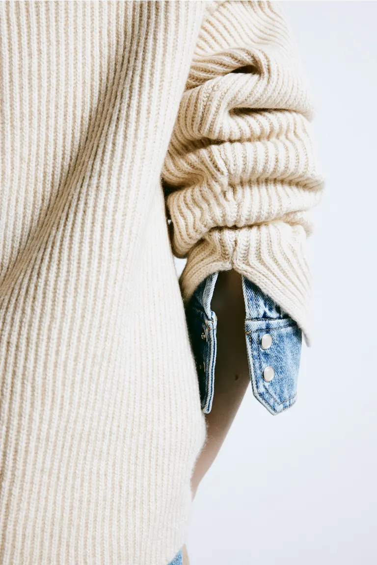 

Свитер эластичной вязки и низким воротником-поло H&M, бежевый