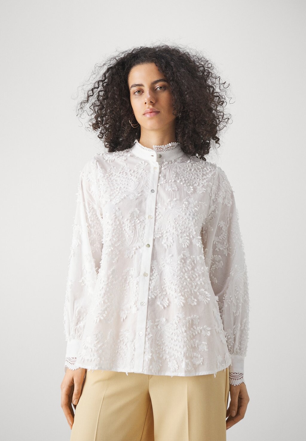 

Блуза на пуговицах LINGONBBCHARLOTTA SHIRT Bruuns Bazaar, белый