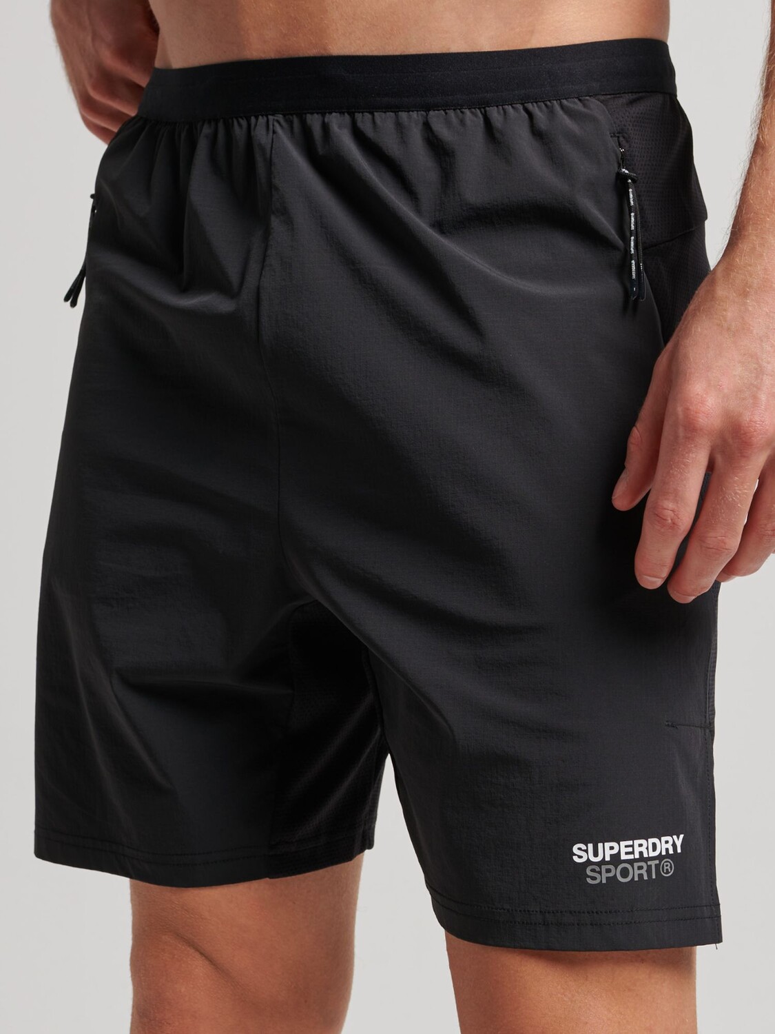 

Гибридные спортивные шорты Superdry Train, черные