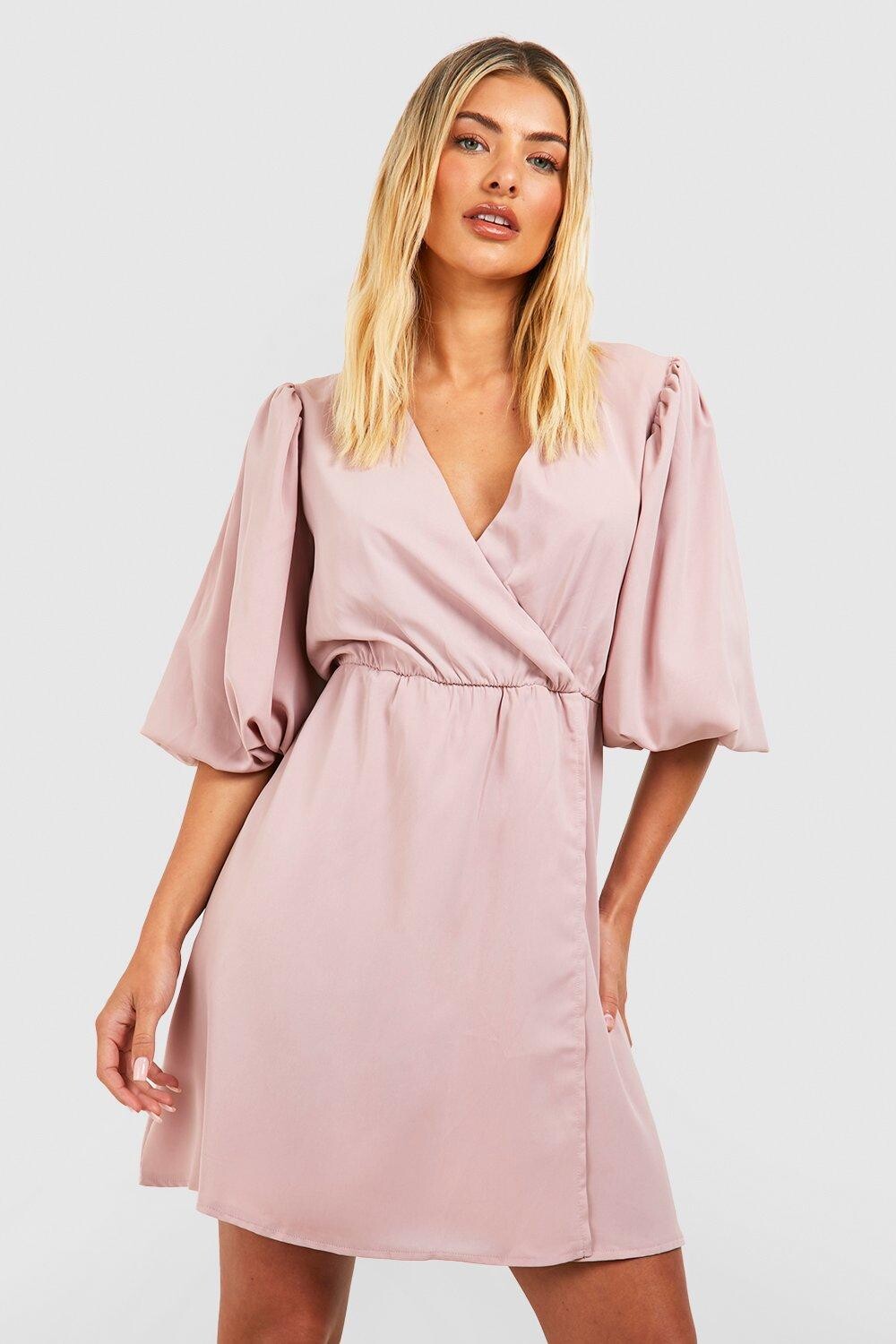 

Платье с пуховыми рукавами и запахом Boohoo, румяна