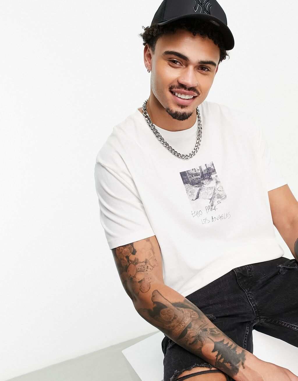 

Свободная белая футболка с надписью спереди ASOS DESIGN