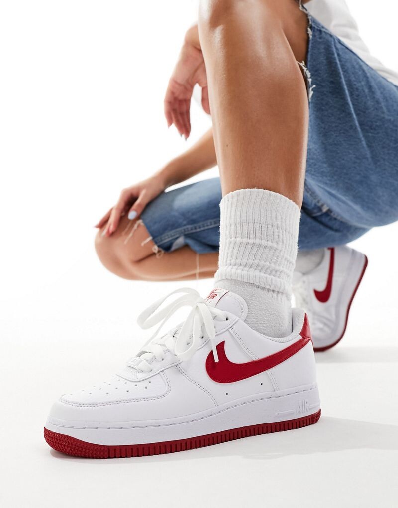 

Бело-красные кроссовки Nike Air Force 1