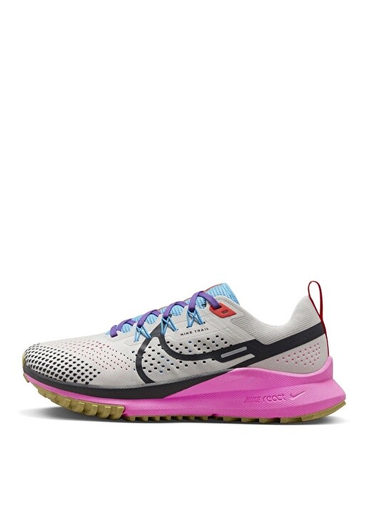 

Белые женские кроссовки Nike