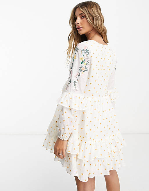 

Кремовое свободное платье мини добби с вышивкой и оборками ASOS DESIGN, Бежевый