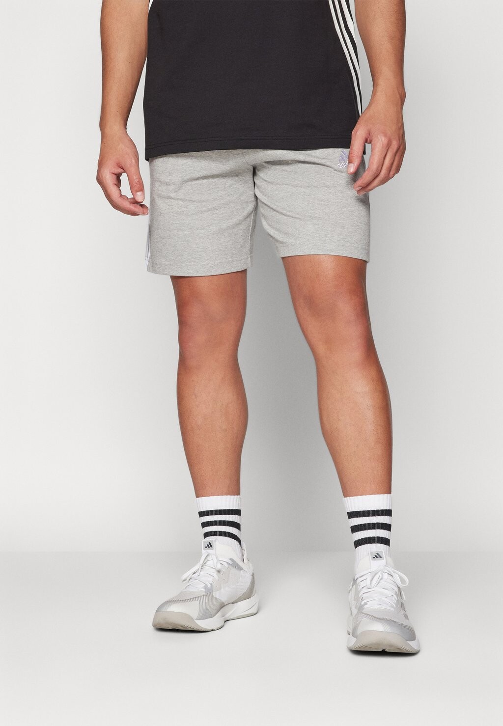 

Спортивные шорты ESSENTIALS SINGLE STRIPES SHORT adidas Sportswear, серый