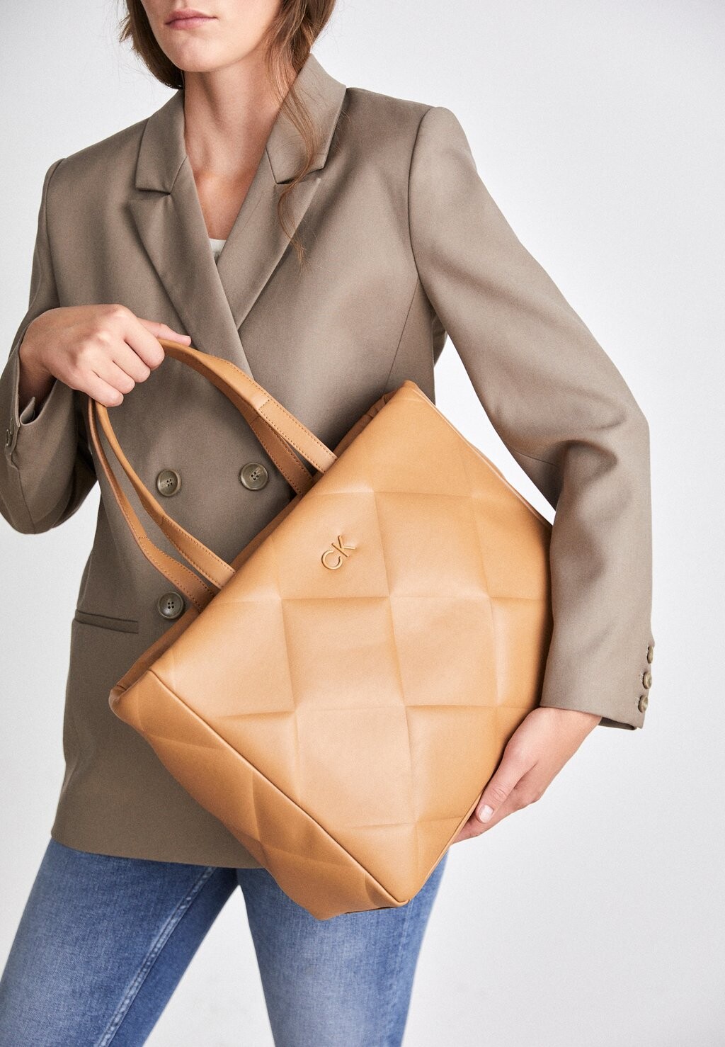 

Сумка для покупок Re-Lock Quilt Tote Calvin Klein, цвет brown sugar