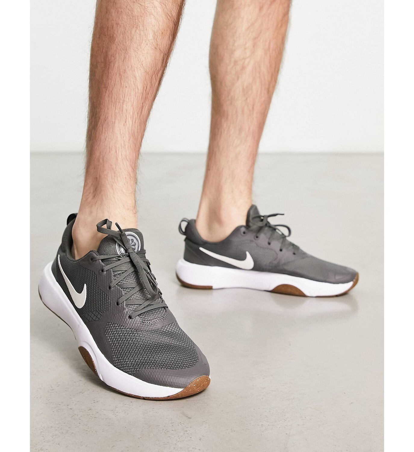 

Серо-белые кроссовки Nike Training City Rep