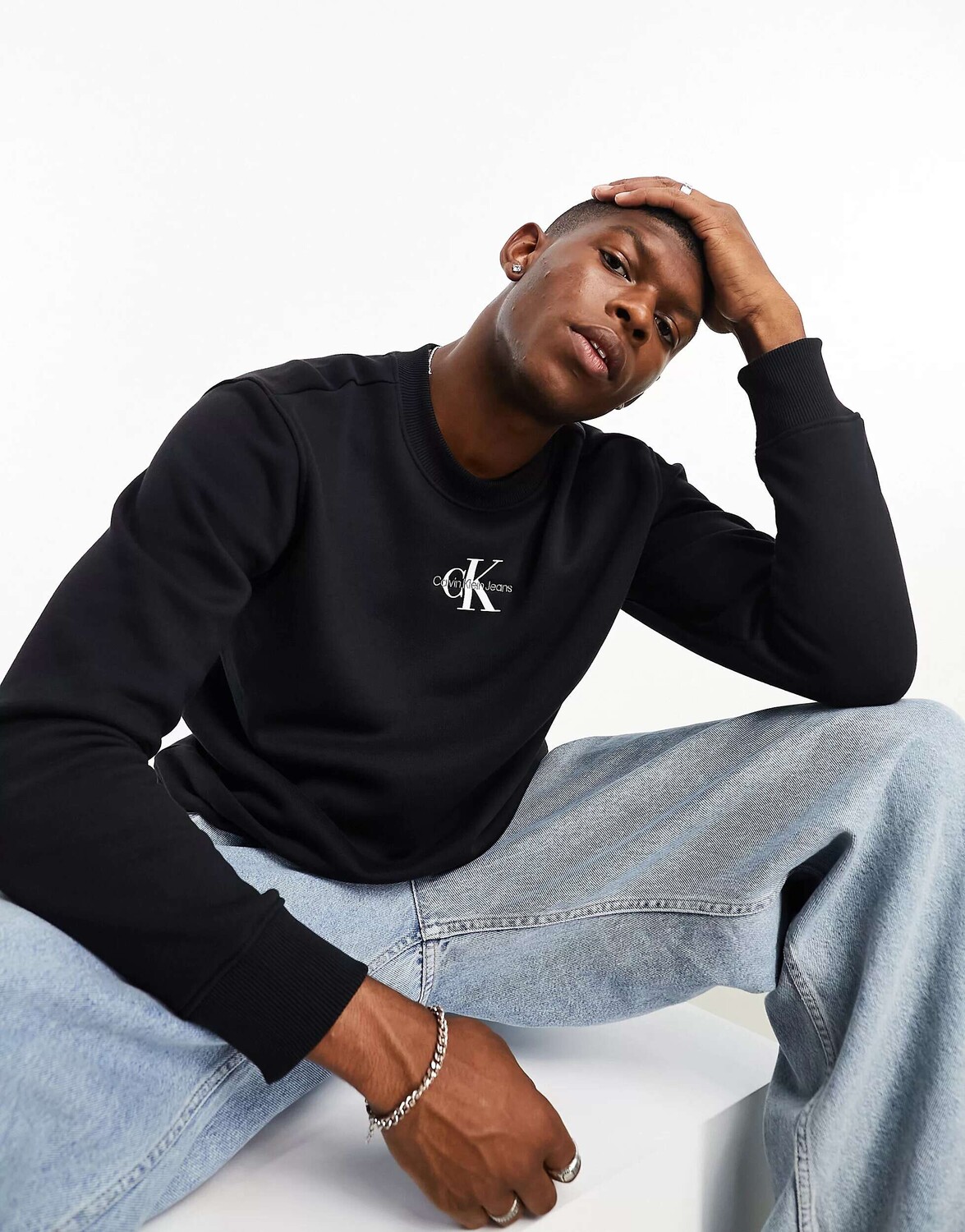 

Черный свитшот с круглым вырезом и логотипом Calvin Klein Jeans