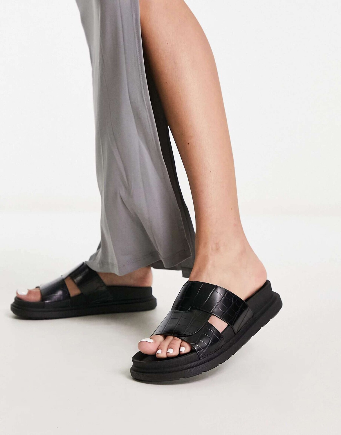 

Черные сандалии на плоской подошве с перекрестными ремешками Schuh Tally под крокодиловую кожу