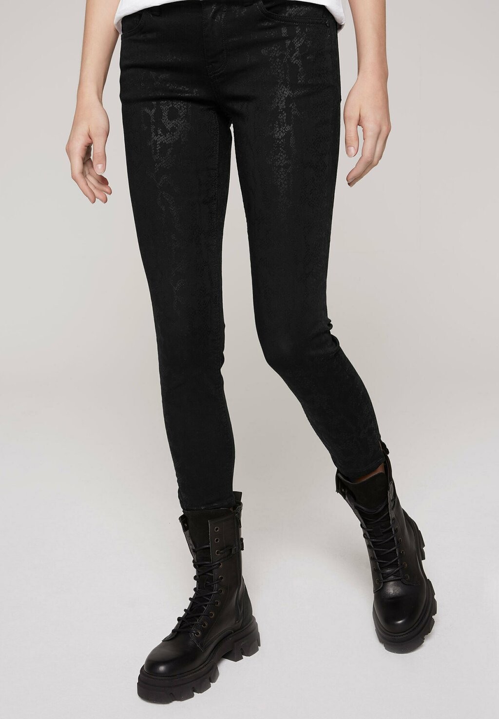 

Брюки SOCCX JEANS MI:RA MIT TONIGEM SNAKE PRINT, цвет black