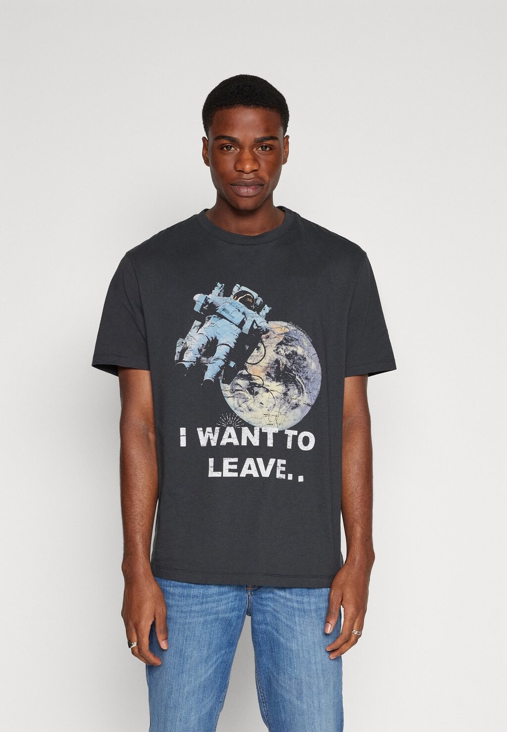 

Футболка с принтом Transcend Crew AllSaints, цвет washed black