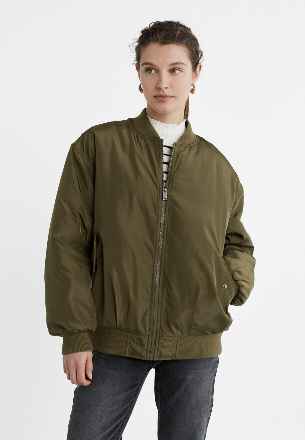 

Бомбер Stradivarius, цвет khaki
