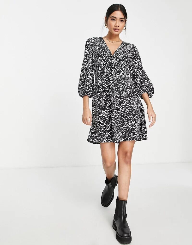 

Черное платье мини в горошек с закрученной деталью спереди River Island