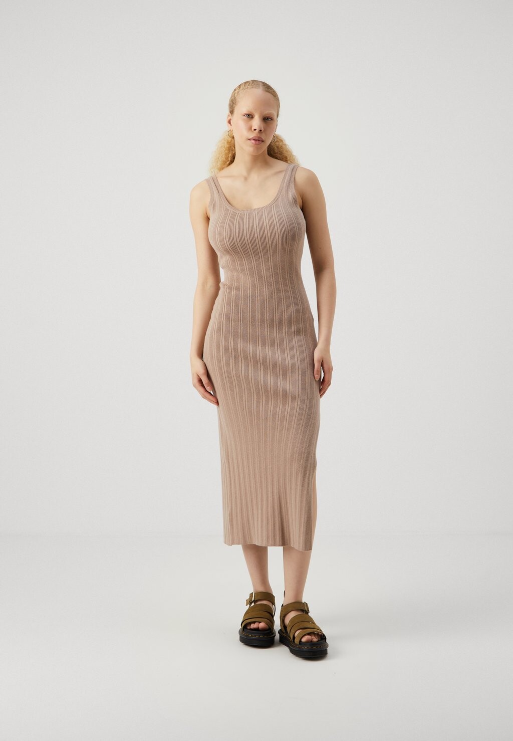 Платье прямого кроя SCOOP NECK MIDI SWEATERDRESS Abercrombie & Fitch, цвет mocha meringue